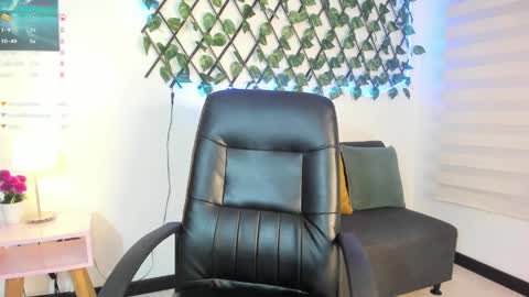 Snapshot of lea_velle chatting on 01-05-25, 03:53 Lea Velle online show from 01-05-25, 03:53