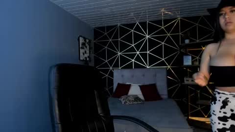 Snapshot of lea_velle chatting on 10-21-25, 03:40 Lea Velle online show from 10-21-25, 03:40