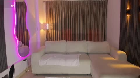 Snapshot of leah_greyy chatting on 05-06-26, 11:15 Leah Greyy online show from 05-06-26, 11:15