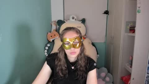 Snapshot of leah_sm chatting on 02-16-26, 01:24 Laura online show from 02-16-26, 01:24