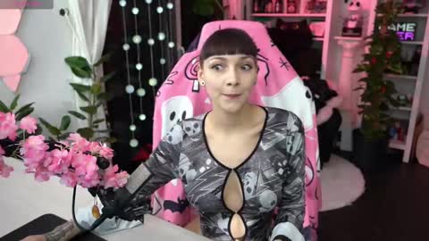 Snapshot of leahobscure chatting on 01-31-25, 04:27 Leah online show from 01-31-25, 04:27