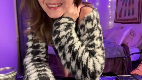 Snapshot of leahsparkles chatting on 12-25-24, 05:05 Leah Sparkles online show from 12-25-24, 05:05