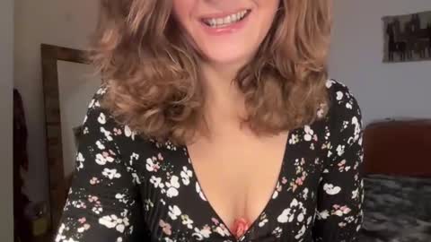 Leah Sparkles online show from 11-30-25, 01:15