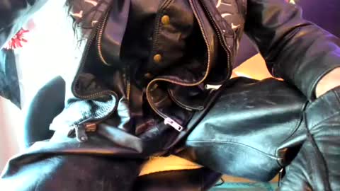 Snapshot of leatherdude69 chatting on 02-04-25, 03:04 leatherdude69 online show from 02-04-25, 03:04