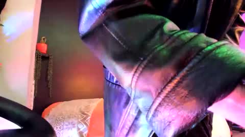 Snapshot of leatherdude69 chatting on 02-11-25, 02:14 leatherdude69 online show from 02-11-25, 02:14