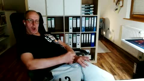 Snapshot of lefti27 chatting on 06-14-26, 01:03 Dave online show from 06-14-26, 01:03
