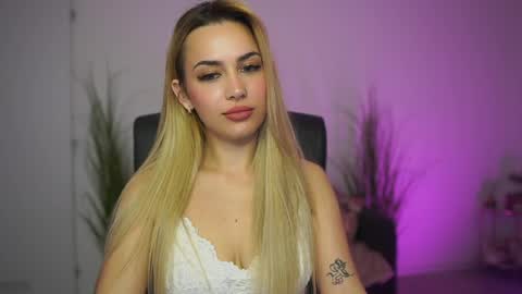 Snapshot of legallyblonde18 chatting on 04-08-26, 06:19 LegallyBlonde18 online show from 04-08-26, 06:19