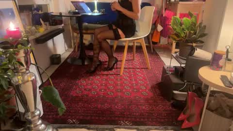 Snapshot of legsylegsinton chatting on 10-31-25, 10:00 legsylegsinton online show from 10-31-25, 10:00