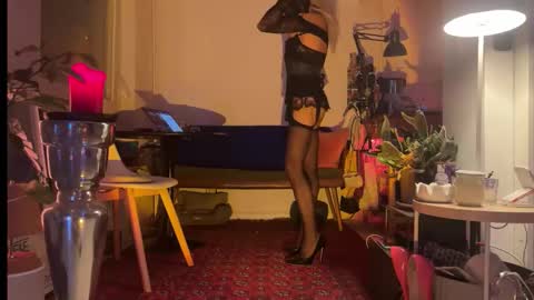 Snapshot of legsylegsinton chatting on 11-22-25, 12:20 legsylegsinton online show from 11-22-25, 12:20