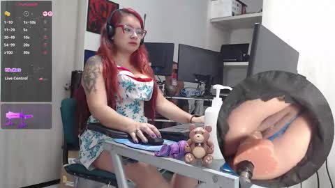 Snapshot of leidycrstnch21 chatting on 11-24-25, 02:39 LeidyDi223 online show from 11-24-25, 02:39
