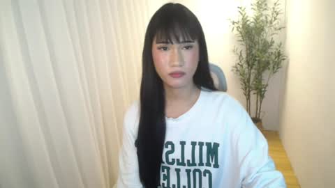 Snapshot of leighs_celine chatting on 07-27-26, 05:53 leighs_celine online show from 07-27-26, 05:53