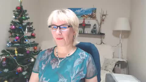Snapshot of leilamays chatting on 12-20-24, 06:29 Leila Kinky online show from 12-20-24, 06:29