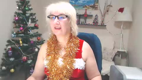 Snapshot of leilamays chatting on 12-25-24, 04:33 Leila Kinky online show from 12-25-24, 04:33