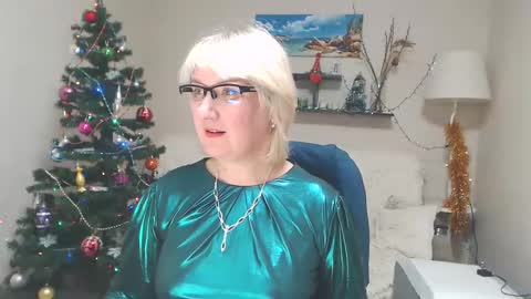 Snapshot of leilamays chatting on 01-08-25, 12:15 Leila Kinky online show from 01-08-25, 12:15