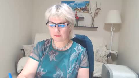 Snapshot of leilamays chatting on 02-09-25, 12:30 Leila Kinky online show from 02-09-25, 12:30