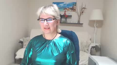 Snapshot of leilamays chatting on 02-19-25, 12:44 Leila Kinky online show from 02-19-25, 12:44
