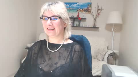 Snapshot of leilamays chatting on 02-26-25, 04:25 Leila Kinky online show from 02-26-25, 04:25