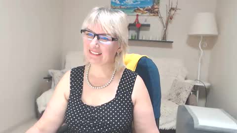 Snapshot of leilamays chatting on 03-11-25, 11:12 Leila Kinky online show from 03-11-25, 11:12