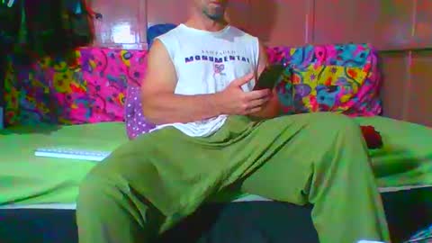 Snapshot of lemao77 chatting on 12-18-25, 01:22 SEX MASTER online show from 12-18-25, 01:22