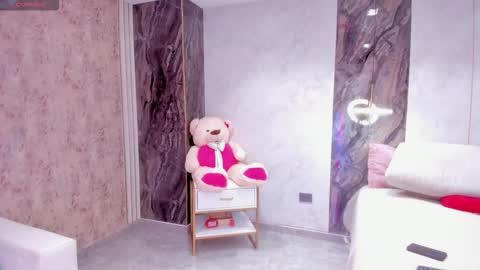 Lenathompson online show from 02-26-26, 04:22