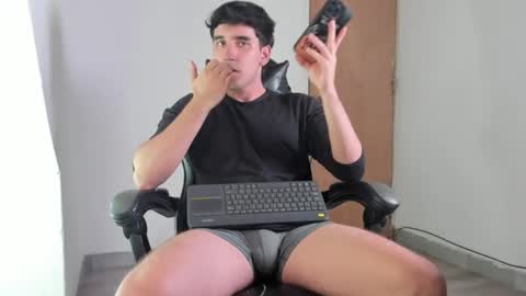 Snapshot of leo_jones389 chatting on 07-02-26, 03:23 Leo Jones online show from 07-02-26, 03:23