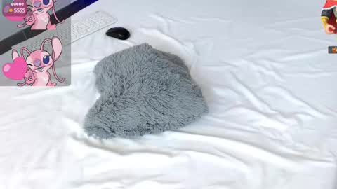 Snapshot of leonacutecam chatting on 02-22-25, 11:46 LUCY online show from 02-22-25, 11:46