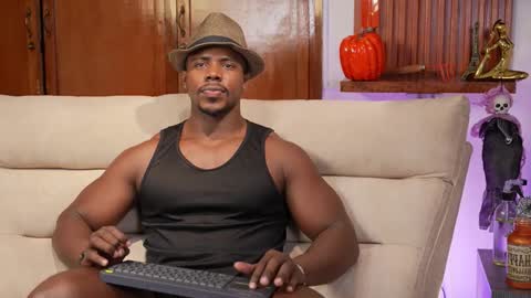 Snapshot of leonardo_jones1 chatting on 09-23-25, 12:57 Leandro jones online show from 09-23-25, 12:57