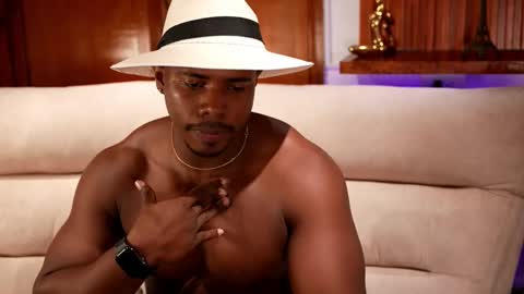 Snapshot of leonardo_jones1 chatting on 09-29-25, 06:51 Leandro jones online show from 09-29-25, 06:51