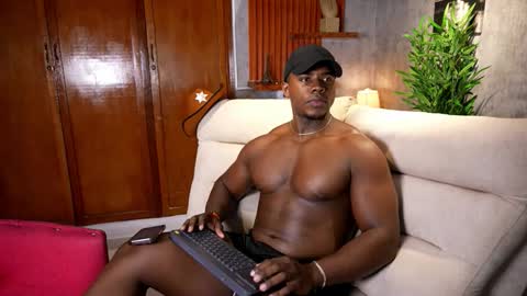 Snapshot of leonardo_jones1 chatting on 10-15-25, 01:11 Leandro jones online show from 10-15-25, 01:11