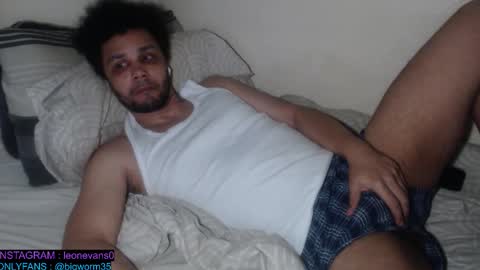 Snapshot of leonevans33 chatting on 02-08-26, 01:42 LSE online show from 02-08-26, 01:42