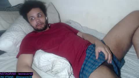 Snapshot of leonevans33 chatting on 02-12-26, 11:11 LSE online show from 02-12-26, 11:11