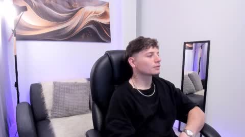 Snapshot of leoo_miller chatting on 12-18-25, 04:40 Leo online show from 12-18-25, 04:40