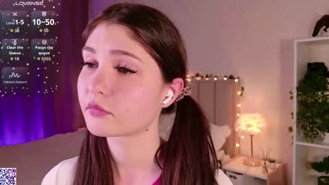 Nicole Moore online show from 11-19-25, 03:12