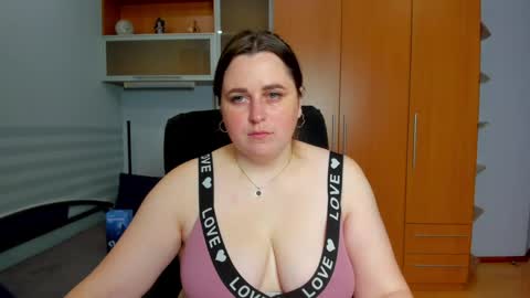 Snapshot of letticams chatting on 05-26-26, 07:04 Naomi online show from 05-26-26, 07:04