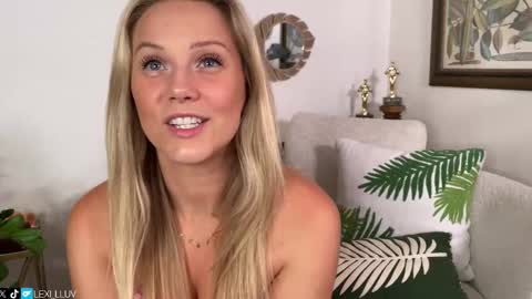 Snapshot of lexi_luv chatting on 10-11-25, 05:28 Lexi online show from 10-11-25, 05:28