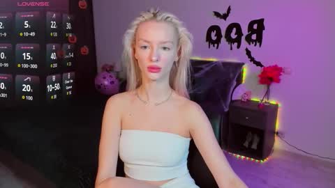 Snapshot of lexieblonde chatting on 10-20-25, 05:41 lexieblonde online show from 10-20-25, 05:41