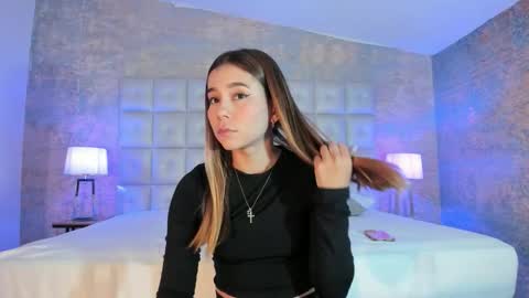 Snapshot of lezy_ chatting on 11-24-25, 07:35 LEZY online show from 11-24-25, 07:35