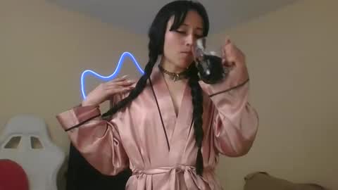 Snapshot of lia_queen610 chatting on 11-22-25, 02:21 Little Queen Lia online show from 11-22-25, 02:21