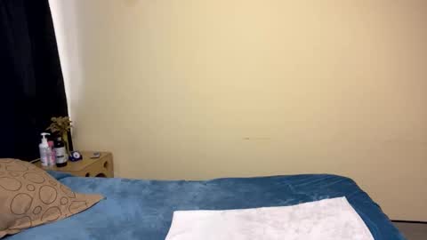 Snapshot of lia_queen610 chatting on 02-14-26, 10:39 Little Queen Lia online show from 02-14-26, 10:39