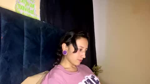 Snapshot of lia_queen610 chatting on 02-16-26, 11:01 Little Queen Lia online show from 02-16-26, 11:01