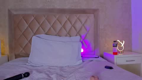 Snapshot of liaflowers chatting on 02-09-25, 08:54 Lia online show from 02-09-25, 08:54