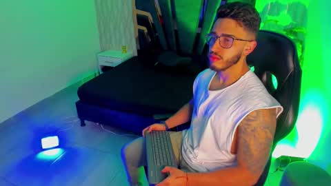 LIAM KLEIN online show from 12-18-25, 11:16