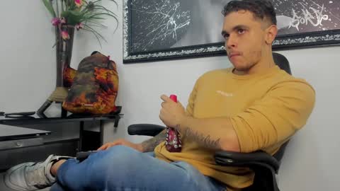 Snapshot of liam_walk chatting on 12-27-24, 12:50 Liam online show from 12-27-24, 12:50