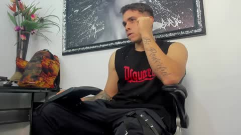 Snapshot of liam_walk chatting on 12-28-24, 02:43 Liam online show from 12-28-24, 02:43