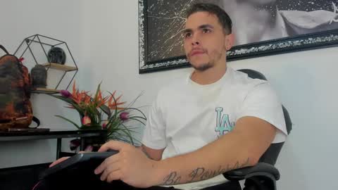 Snapshot of liam_walk chatting on 01-27-25, 12:05 Liam online show from 01-27-25, 12:05