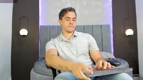 Snapshot of liam_walk chatting on 10-18-25, 09:04 Liam online show from 10-18-25, 09:04