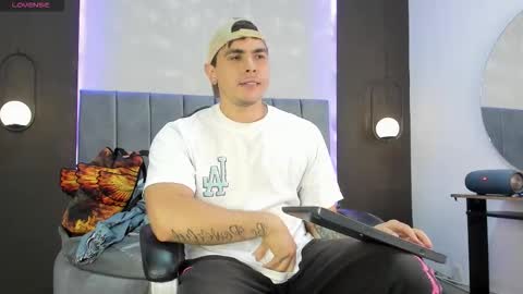 Snapshot of liam_walk chatting on 10-28-25, 11:07 Liam online show from 10-28-25, 11:07