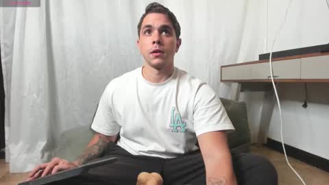 Snapshot of liam_walk chatting on 10-30-25, 04:03 Liam online show from 10-30-25, 04:03