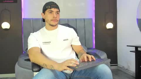 Snapshot of liam_walk chatting on 11-14-25, 09:46 Liam online show from 11-14-25, 09:46