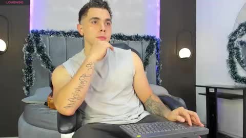 Snapshot of liam_walk chatting on 11-21-25, 10:30 Liam online show from 11-21-25, 10:30